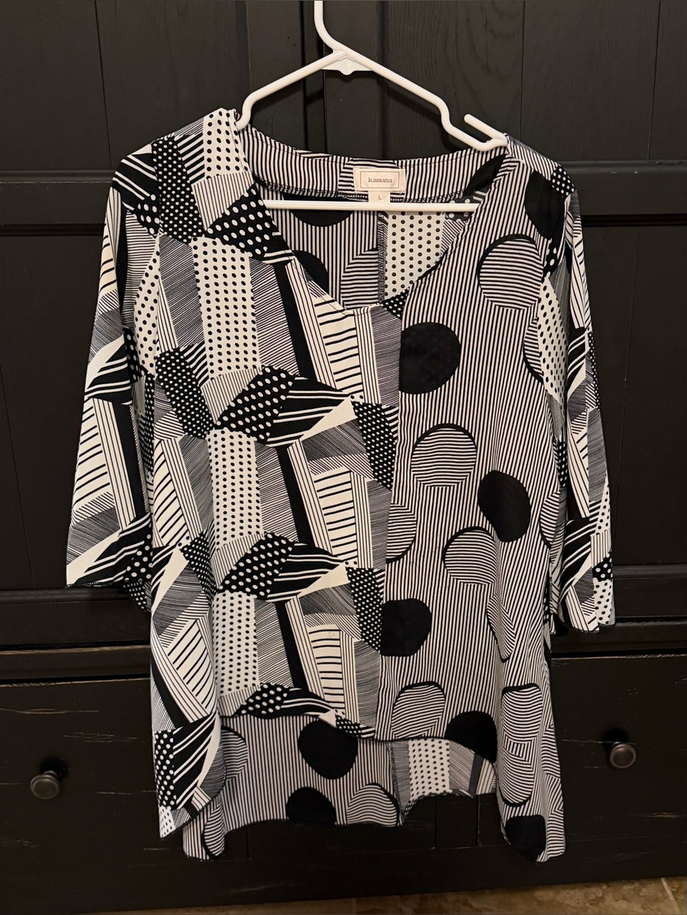 Kensie Black & White Geometric V-Neck Tunic